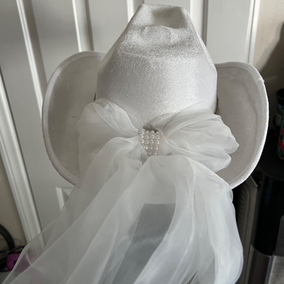 COWBOY BRIDE HAT WITH VEIL - Picture 2 of 4